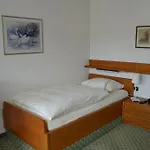 Hotel Zum Goldenen Hirsch 2*